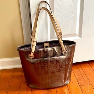 Michael KORS monogram tote. Some wear signs.